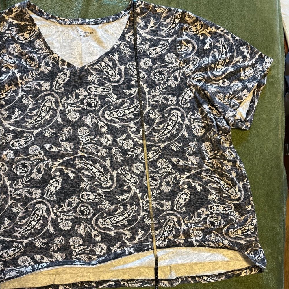 Catherines Black and White Paisley Short Sleeve Top - Picture 6 of 7